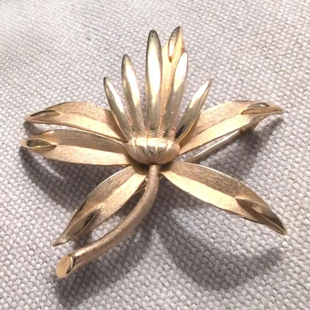 Vintage Goldtone Flower & Leaves Brooch Pin